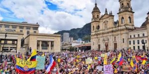 Petro convoca marcha nacional por salario mínimo vital