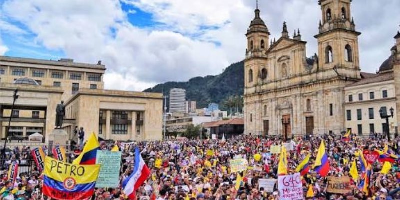 Petro convoca marcha nacional por salario mínimo vital
